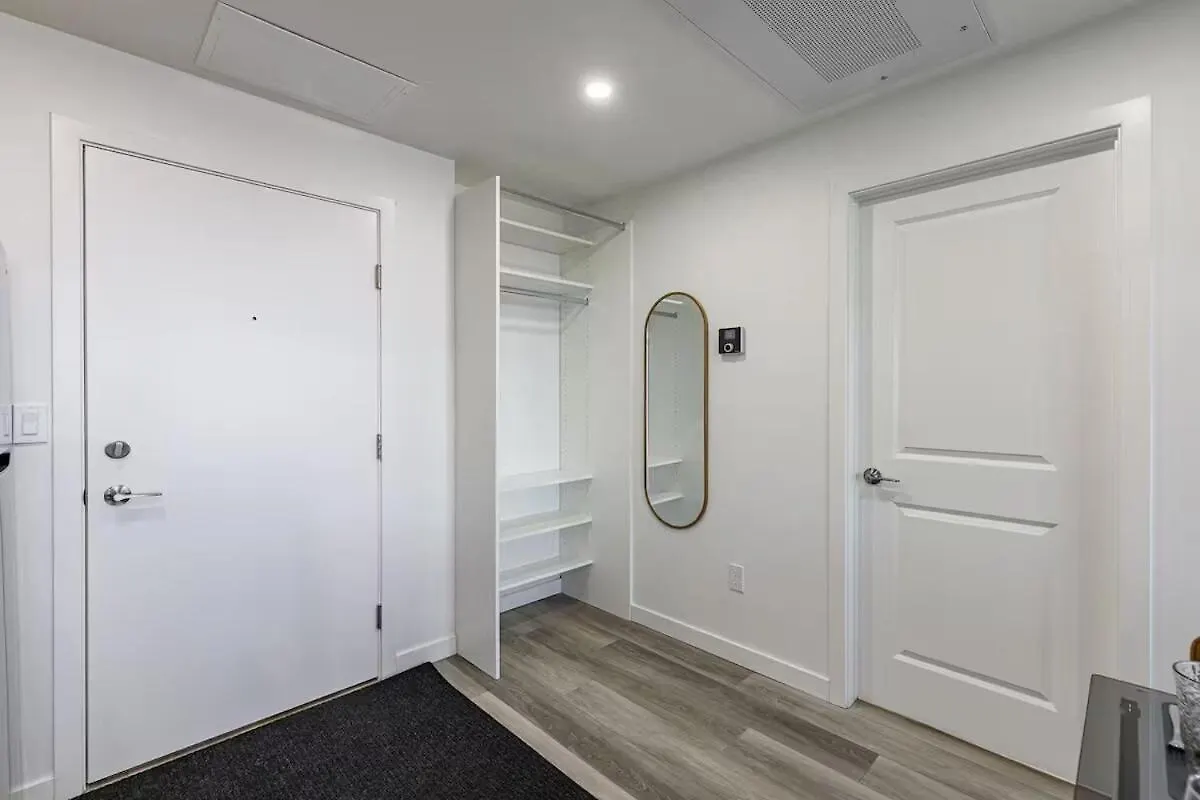 Dt Edmonton King Suite With Parking & 100 Walk Score 0*,