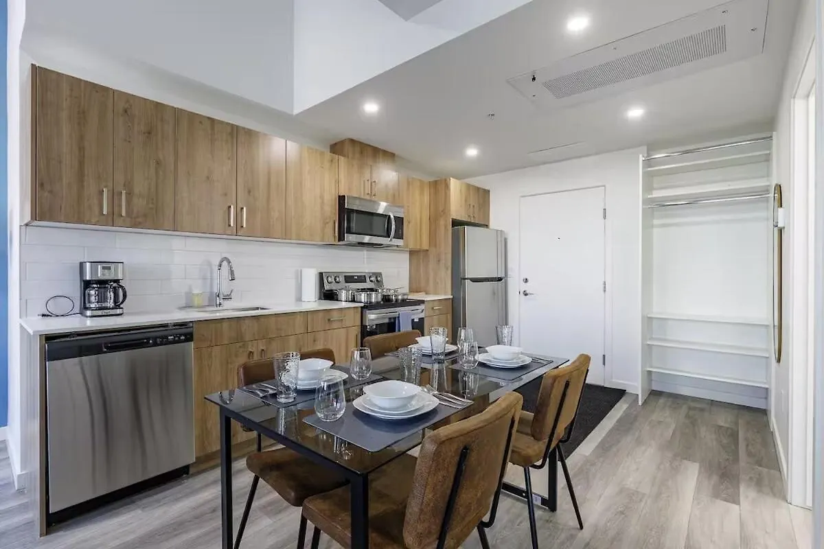 Dt Edmonton King Suite With Parking & 100 Walk Score Kanada