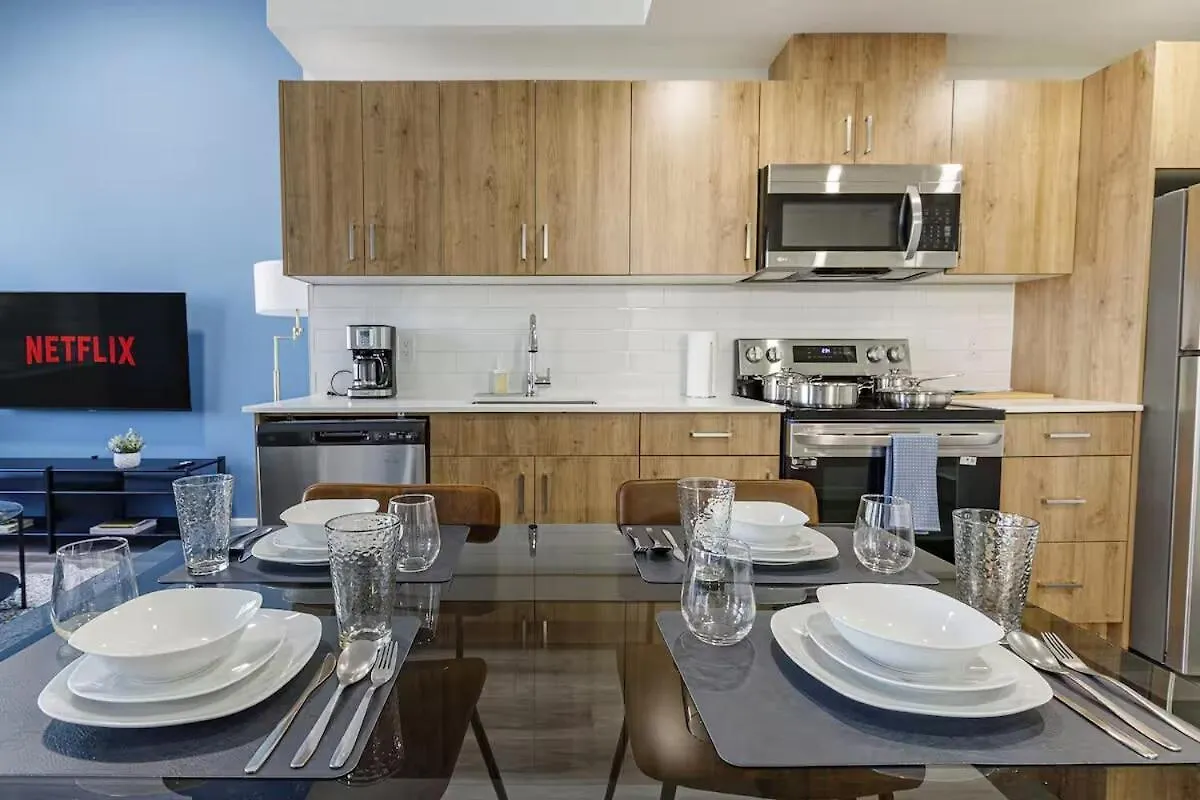 Dt Edmonton King Suite With Parking & 100 Walk Score 0*,  Kanada